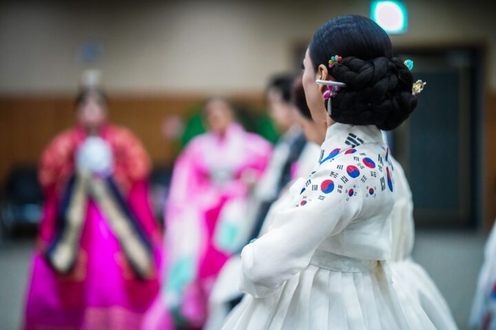women wearing traditional hanboks